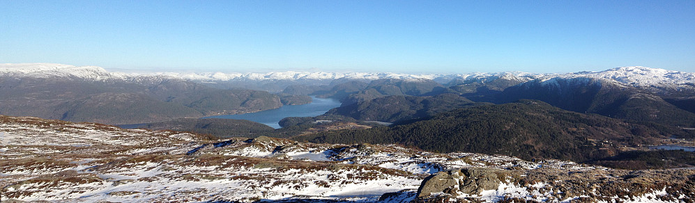 Panorama mot ØNØ fra Tveitafjellet. Osterfjorden fortsetter innover mot Modalen. Høgafjellet 868 moh - kommunetoppen på Osterøy - til høyre i bildet