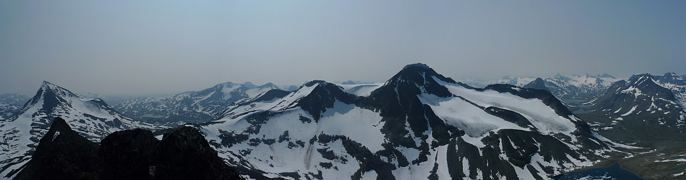 Panorama fra Midtre. Fra venstre Semeltinden, de SV Urdadalstindene, Semelholstinden, toppen av Kyrkja og Tverrbytthornet/tindane