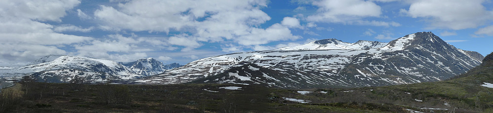 Panorama fra Vargbakkan. Fra venstre Rasletind og Munken, Leirungsdalen, Tjønnholstinden, Høgdebrotet, Kvassryggen og Bukkehåmaren