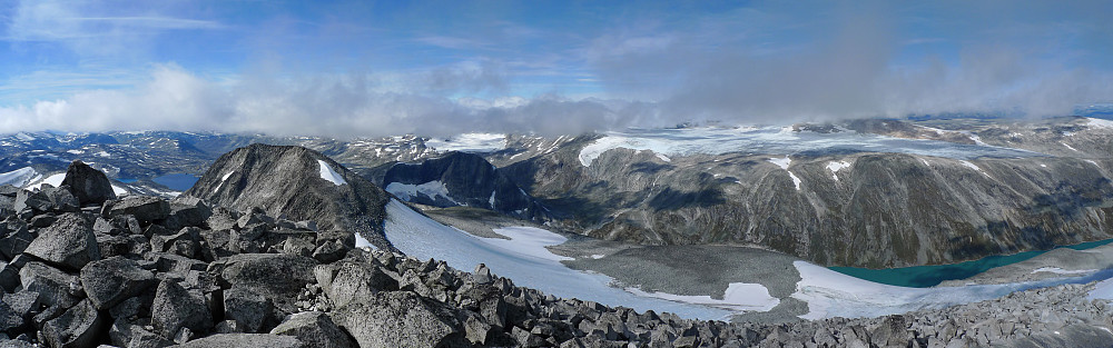 Utsikt fra Vestre Hestbreapiggen. Fra venstre Vestraste, så Holåtindane og Holåbrean. Lundadalsvatnet nede til høyre