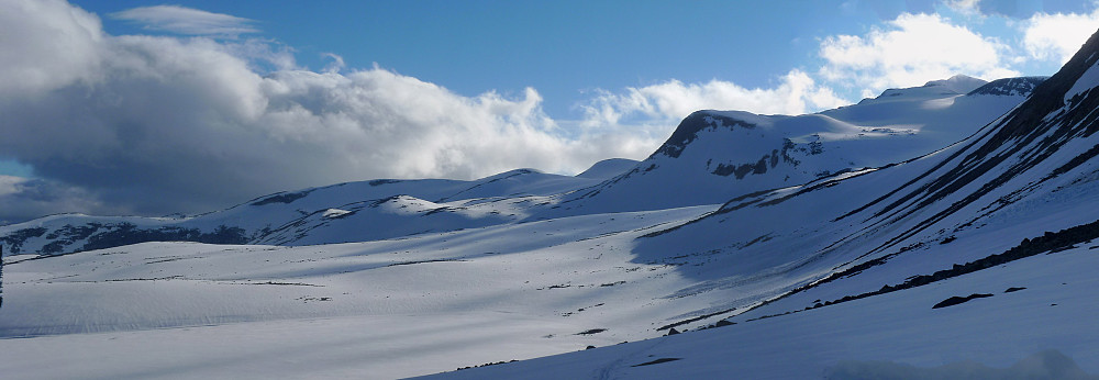 Tilbakeblikk mot Utløyparen, Vestre og Vetle Hestbreapigg. Snøskred fra nordsiden av fjellet!