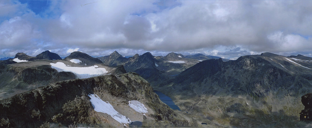 Panorama fra Vestre Torfinnstind. Fra venstre Langedalstinder, Svartdalspigger, Mesmotind, Torfinnseggje, Knutholstinder, Vestre og Austre Leirungstind, Leirungskampen og Vestre Kalvehøgdene