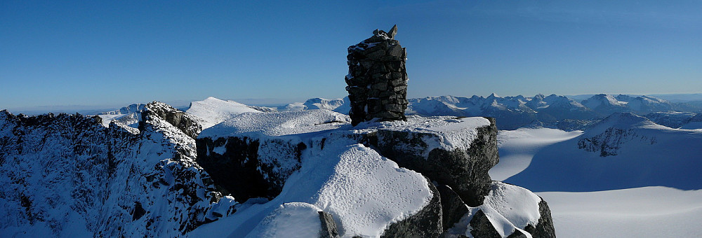 Panoramabilde fra Vesttoppen mot Midttoppen og eggen mot Austre Memurutinden. Ryggjehøe i bakgrunnen.