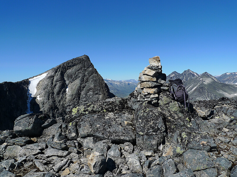 Toppvarden på Sørtoppen mot Semeltinden 2236