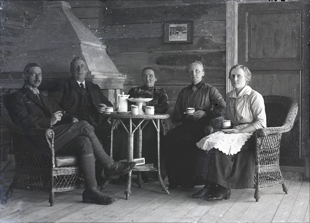 Ved peisen i "Villaen" i Malså Gruver år 1917
