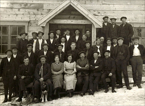 Utenfor arbeiderbrakka i Malså Gruver i 1917