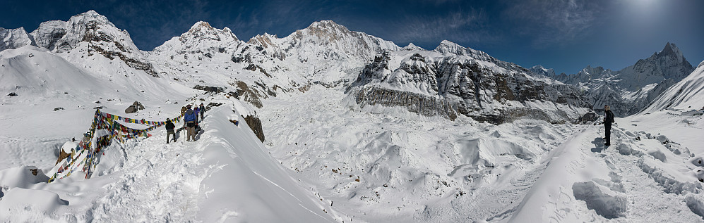 Panorama fra ABC Viewpoint, fra venstre: Hiunchuli (6441m), Moditse (7126m), Fang (7647m), Annapurna I (8091m), Singu Chuli (6501m), Tent Peak (5660m), Annapurna III (7555m), Gandharwa Chuli (6248m) og Machapucharé (6993m)