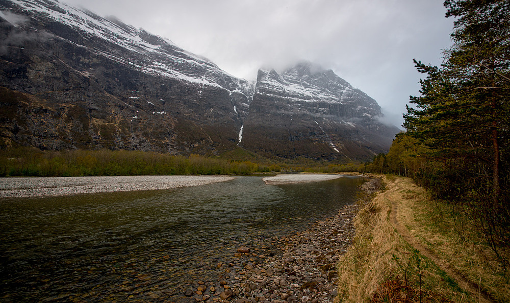 Skyet morgen ved Driva i Sunndalen
