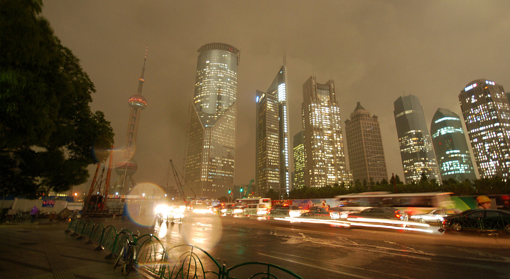 Kinaturens eneste regnvær varte i 1 time da vi var i Shanghai, men det var 1 time med heftig regnskyll