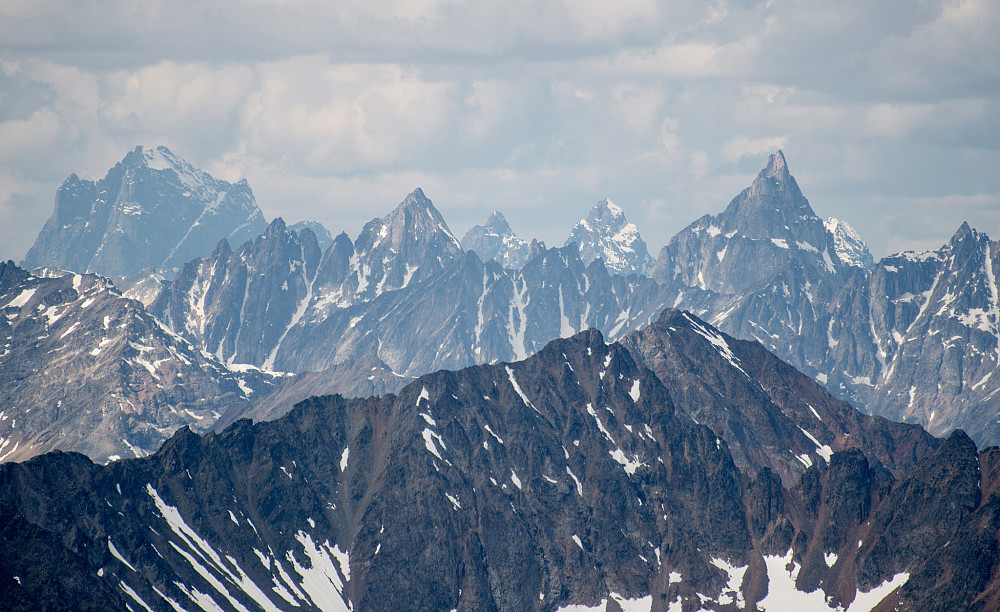 Ubestegne fjell videre innover i de ukjent Hidden Mountains. Høyst i bildet (t.v.) rager ett fjell på 2441m (kalles for Godzilla Peak ifølge MCA).