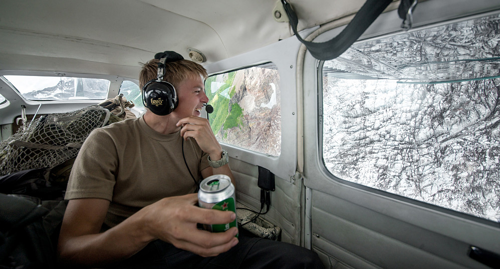 Piloten vår tok med en 12-pack Heineken til oss og tok oss på en rundttur over breene rundt vulkanen Spurr