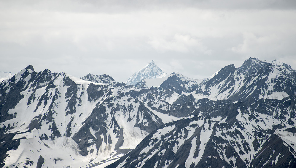 I det fjærne så jeg dette flotte fjellet dypt inn i Neacola. Fikk senere identifisert fjellet som Peak 2458