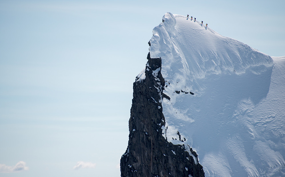 Peakbookadministratoren Sondre (500fjell) nesten på toppen av Store Austanbottstinden