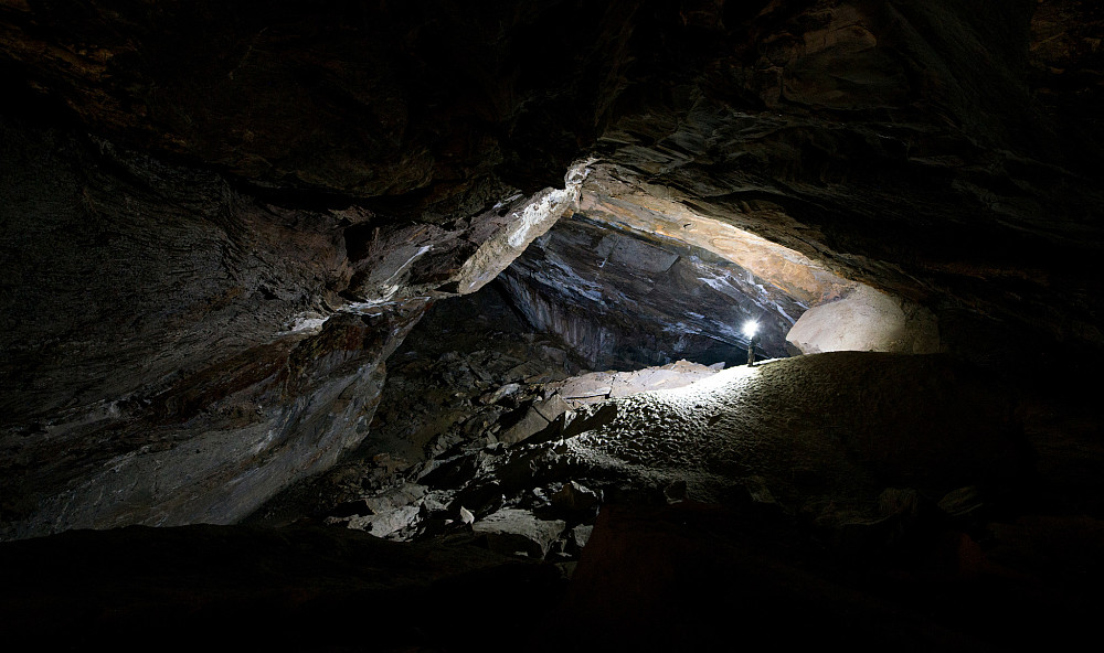 Like innenfor øvre inngang åpner grotta seg raskt i størrelse mot det den gir inntrykk av utenfor