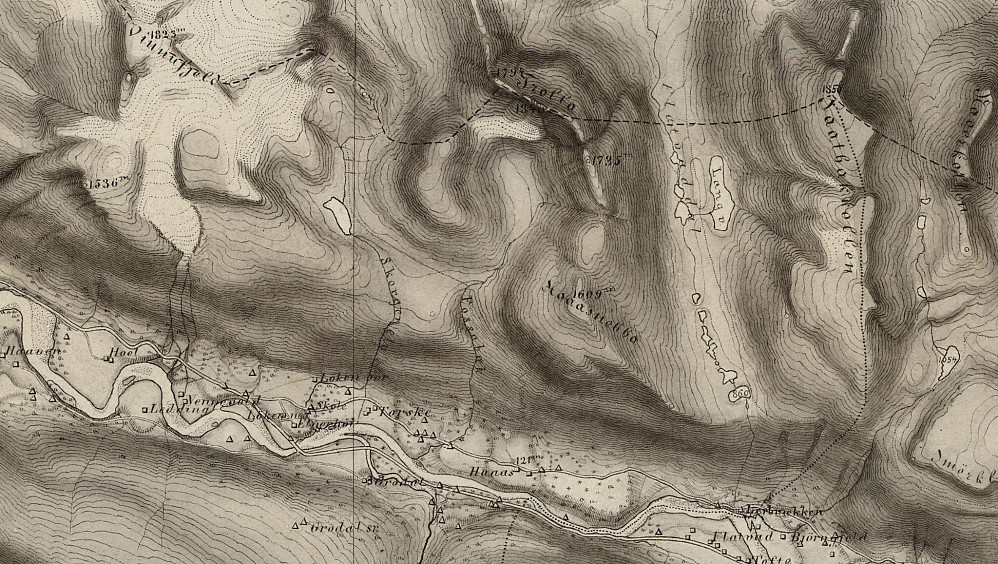 Håndtegnet kart fra 1879 viser Store Trolla med høyde 1840m, og Tåga med høyde 1857m. Tegnet av Kaptein G. A. Sørensen