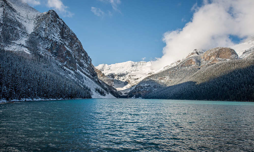 Meget kjølig nede ved Lake Louise med -10/-15c effektive i vinden. Mt. Victoria (3464m) helt bakerst