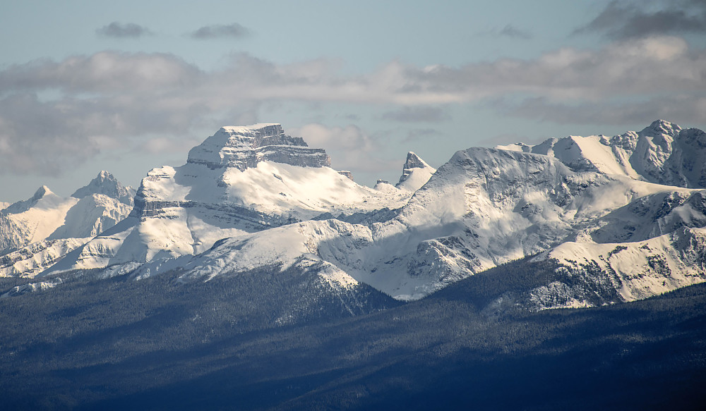 Mount Brett (2984m) og andre fjell isør mot Banff