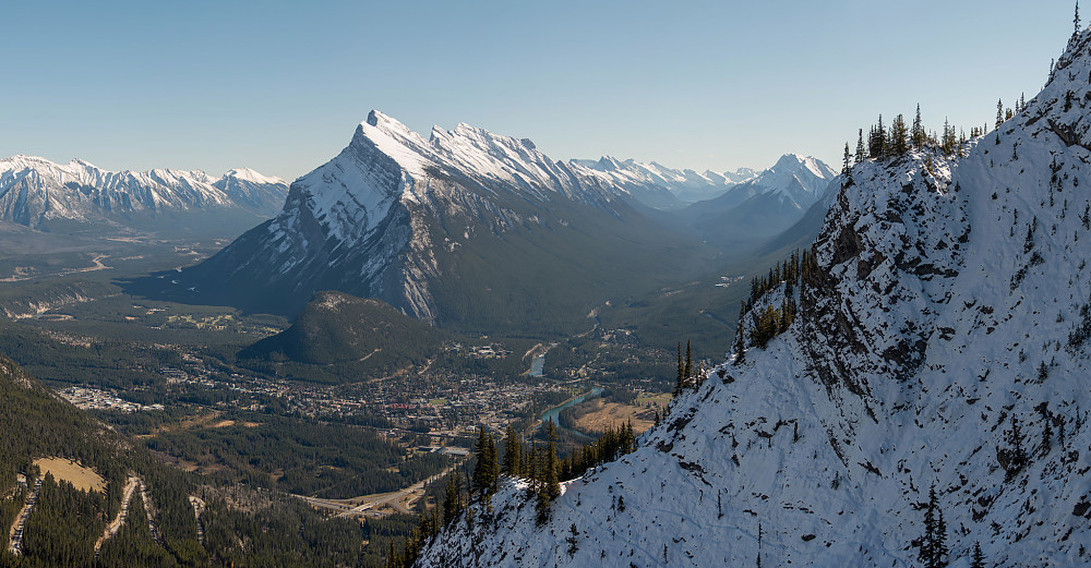 Bratte nordøstsiden av Mt. Norquay med Banff i bakgrunnen