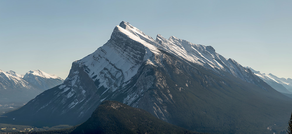 Rundle Mountain ruver sør for byen Banff