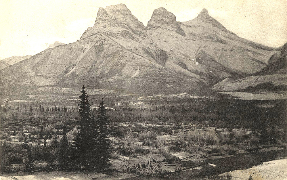 Historisk bilde av Three Sisters i Canmore. Bilde tatt av ukjent fotograf i 1912. Big Sister er den høyeste toppen til høyre