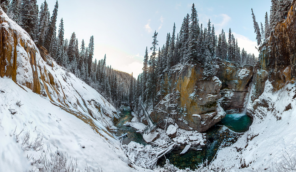 Øvre del av Johnston Canyon, med Catwalk 7 midt i bildet