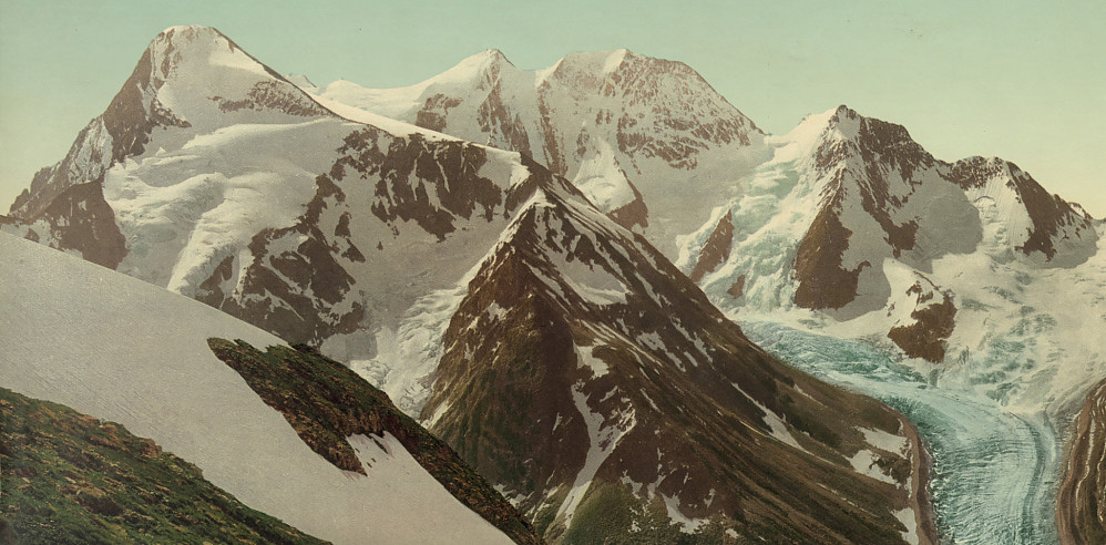 Mount Fox (t.v.) med Mount Dawson (Hasler Peak og Feuz Peak som to høyeste topper) i midten. Sett fra Asulkan Pass i 1902.