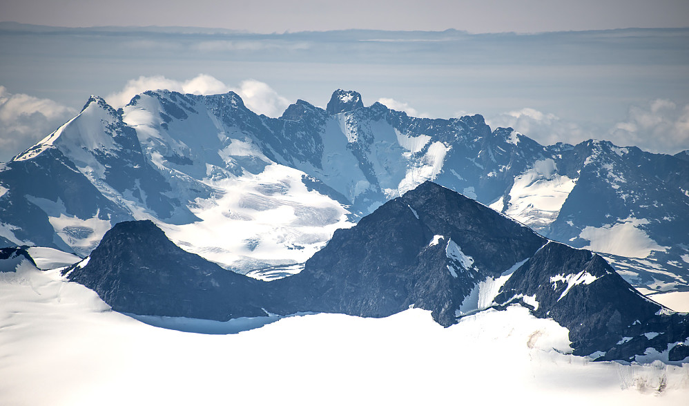 Styggedals- og Skagastølsmassivet sett fra Skardstinden. Storen i midten, Styggedalstindane ut mot venstre, Skagastølstindane ut mot høyre. Store Smørstabbtinden og Kniven i forgrunnen