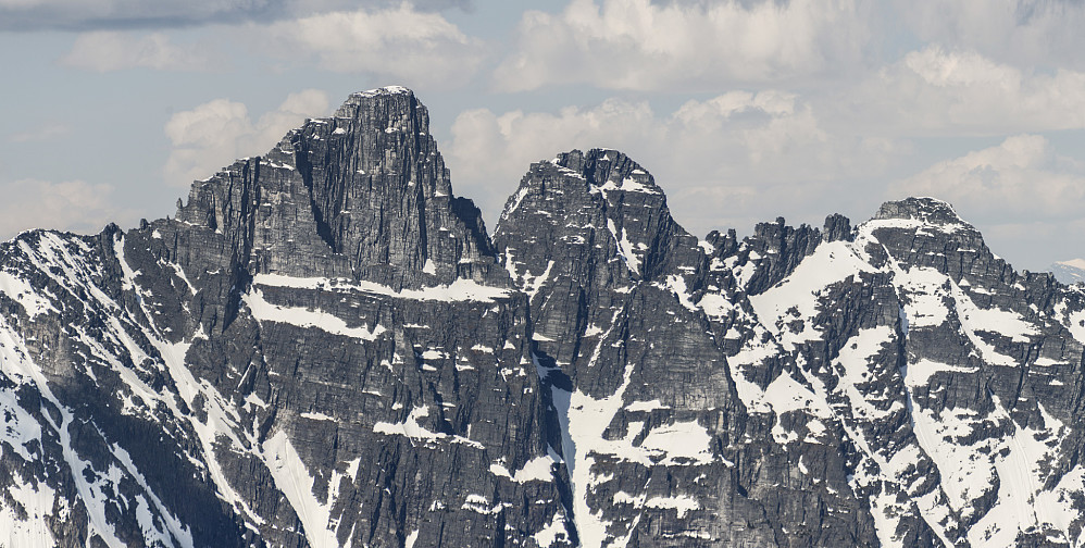 Hadde vært artig med en tinderanglingstur over disse! Mount Tupper reiser seg 1500m rett opp over Highway #1