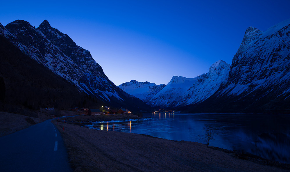 Tidlig morgen innerst i Norangsfjorden. Slogen oppe til venstre