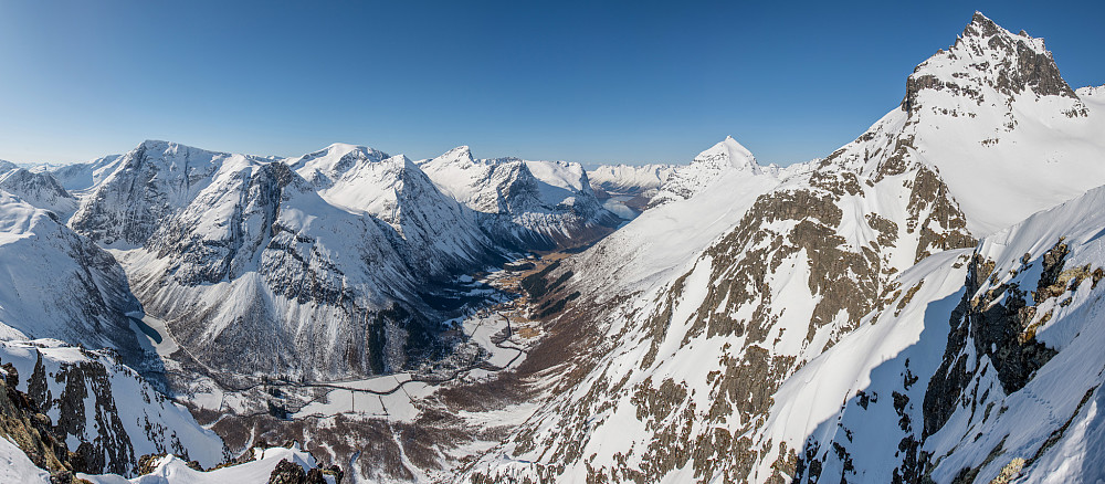 Utsikten fra Allskredhornet slår mange andre utsikter! Store Smørskredtind helt til høyre