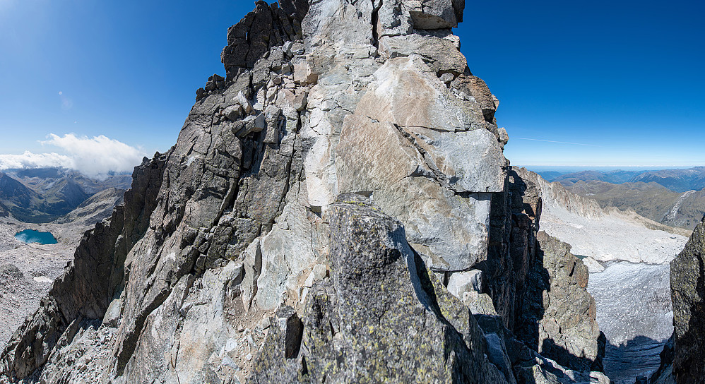 Siste klatrepartiet mot toppen av Pico Maldito fra sørøst. Enkleste rute opp var å klatre etter sprekkene litt ut til venstre for selve eggen.