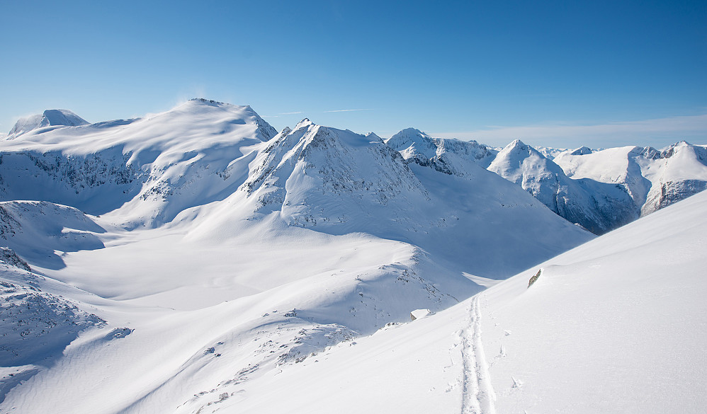 Romsdalsfjell sees bak til høyre. Kjente Fløtatinden og den mer alpine Trondskjortetinden over dalen