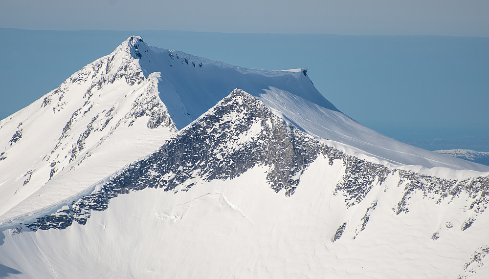 Åbittinden rager over Trolltinden som ser ut som en pyramide i forgrunnen. Legg merke til den store skavlen på Åbittinden som strekker seg hele veien mot nord.