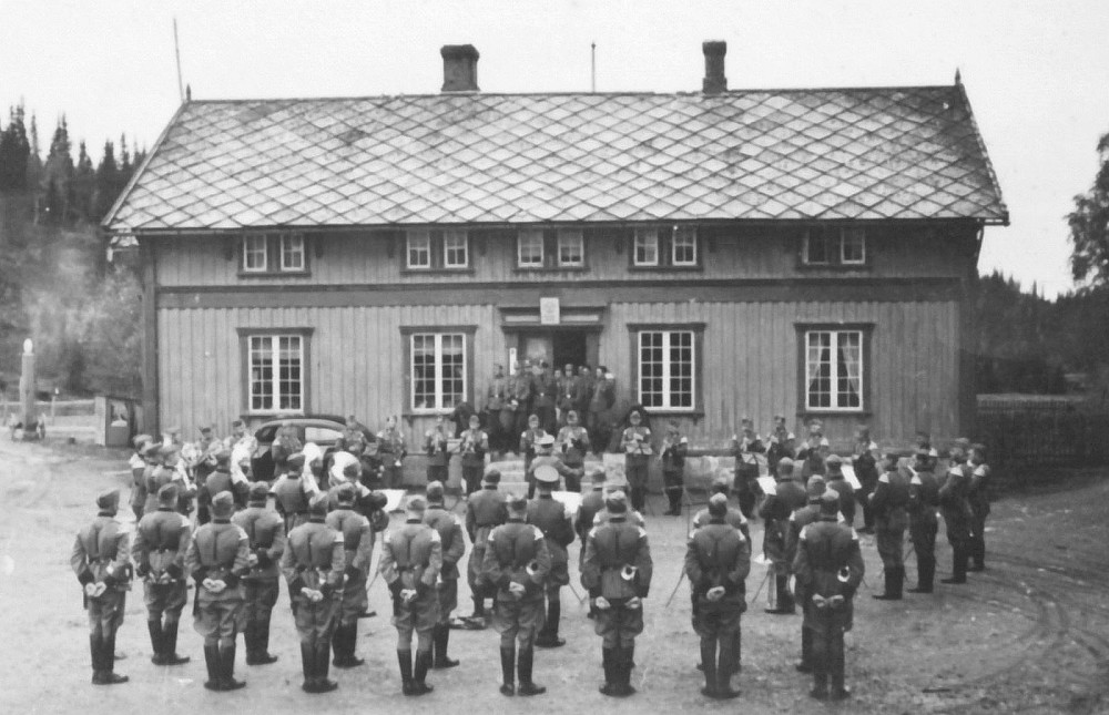 Tyske soldater ved Sandvika Fjellstue under Andre Verdenskrig