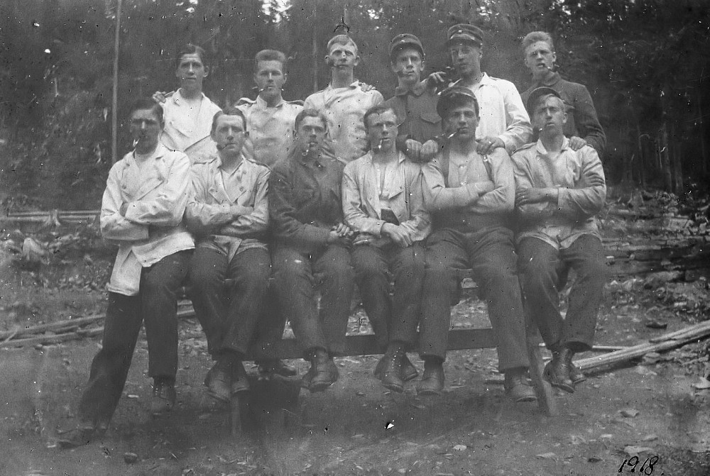 Militære piperøkere på brakke 2 i Vaterholmen 1918