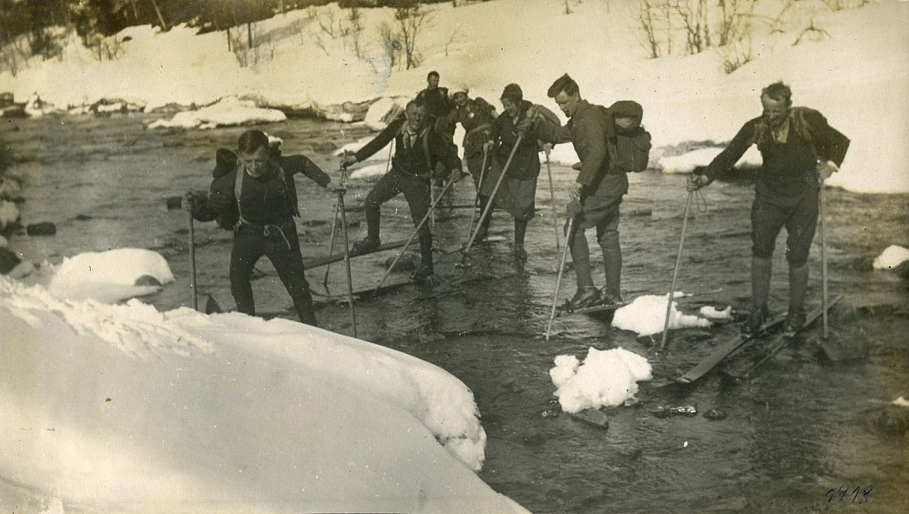 Forsering av fjellelv under påsketur i 1918. Bildet er tatt av soldat stasjonert i Vaterholmen. Personene på bildet er ukjent. Kan være "utabøgdes" men damene er muligens verdalinger. Ukjent hvor bildet er tatt.