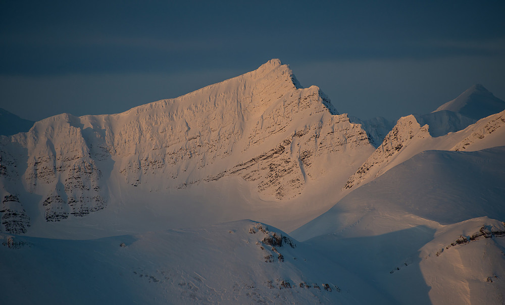 Kveldssol på navnløs topp i Grønfjordalpene