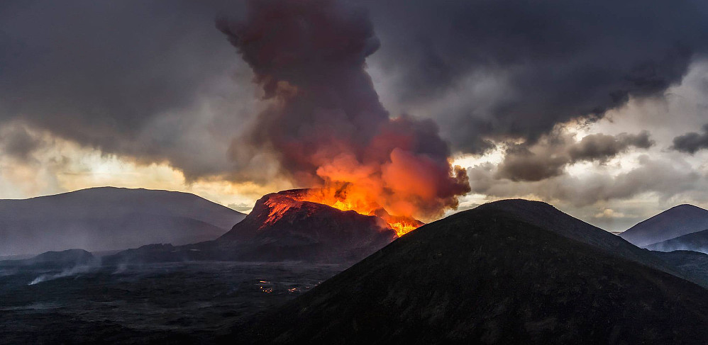 Vulkanutbruddet fotografert i starten av juni-21