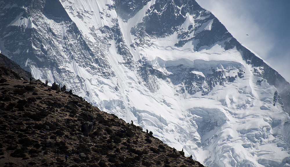 Folk ved Dingboche med Lhotseveggen bak