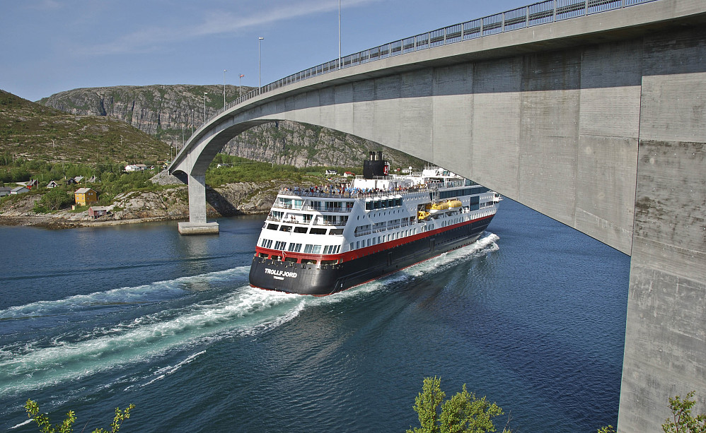 Hurtigruta under broa