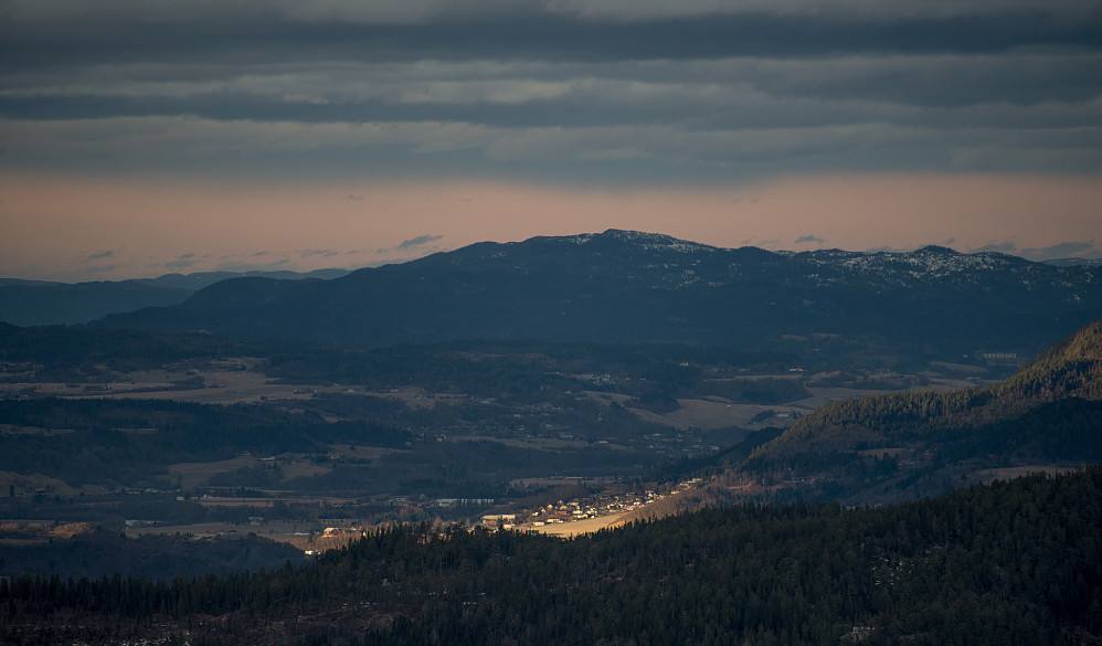 Boligfelt på Melhus med Storheia i Trondheim bak