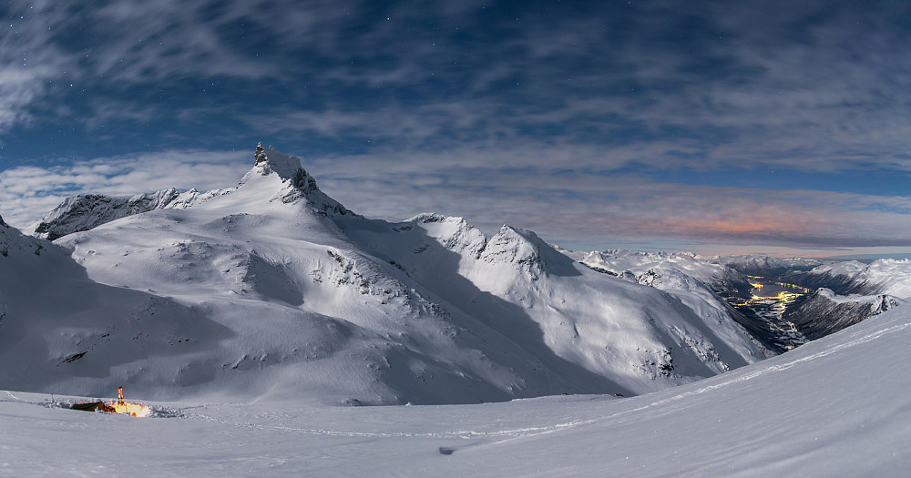 Bål ved Basecamp, Gjuratinden bak og Isfjorden til høyre