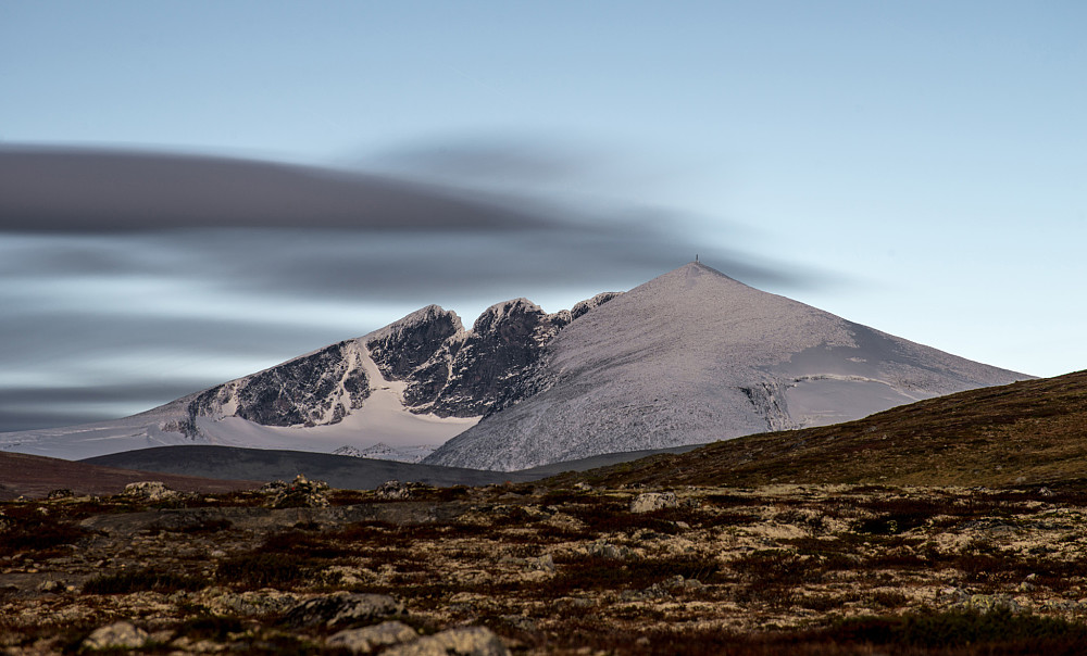Langeksponering av Snøhetta rundt midnatt