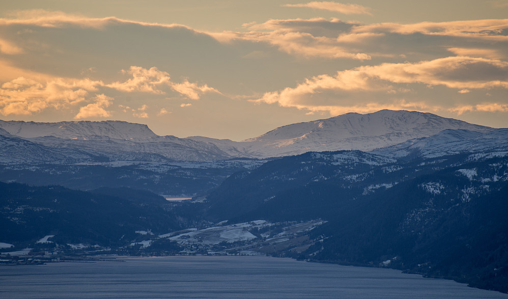 Zoom på Orkdalsfjorden og fjellene bak