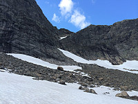 To taulengder 3'er klatring til høyre for smeltebekken, deretter enkel klyving langs det øvre snøfeltet til toppen
