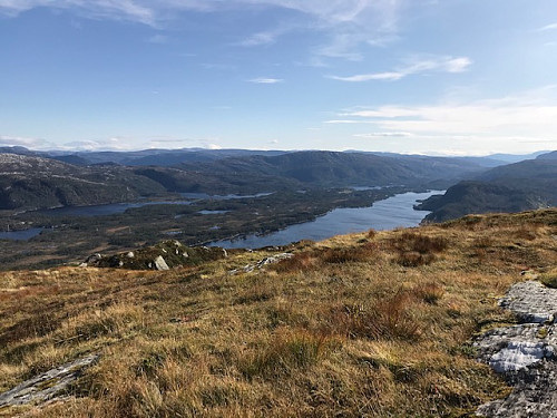 Utsikt fra Tveitafjellet mot Vestrevatnet og Austrevatnet