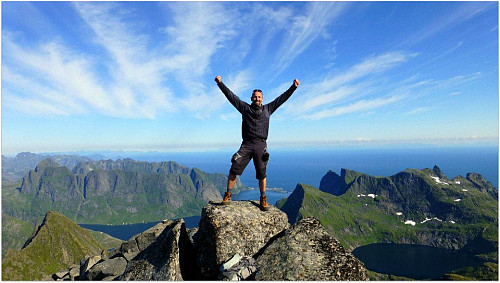 Utsikt fra Hermannsdalstind. Hamnøya/Reine bak min venstre fot.