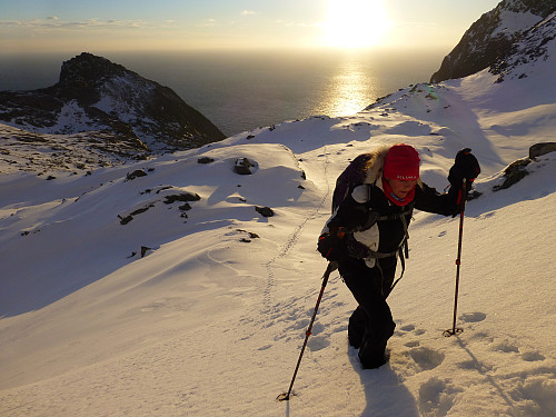 På vei mot Bukkskinntinden, etter å ha gått på isen over Hamnøyvannet.