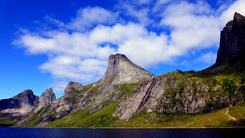 Segltinden midt i bildet, sett fra Reinefjorden.