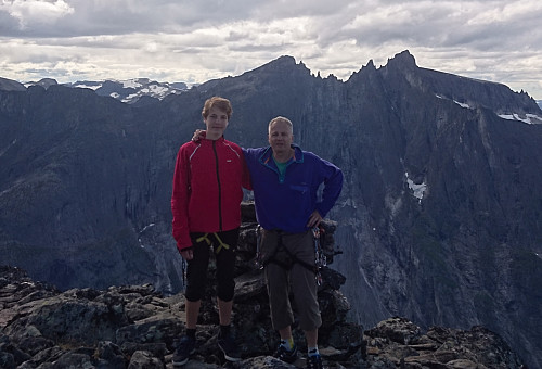 Petter och Anders med Trollryggen i bakgrunden
